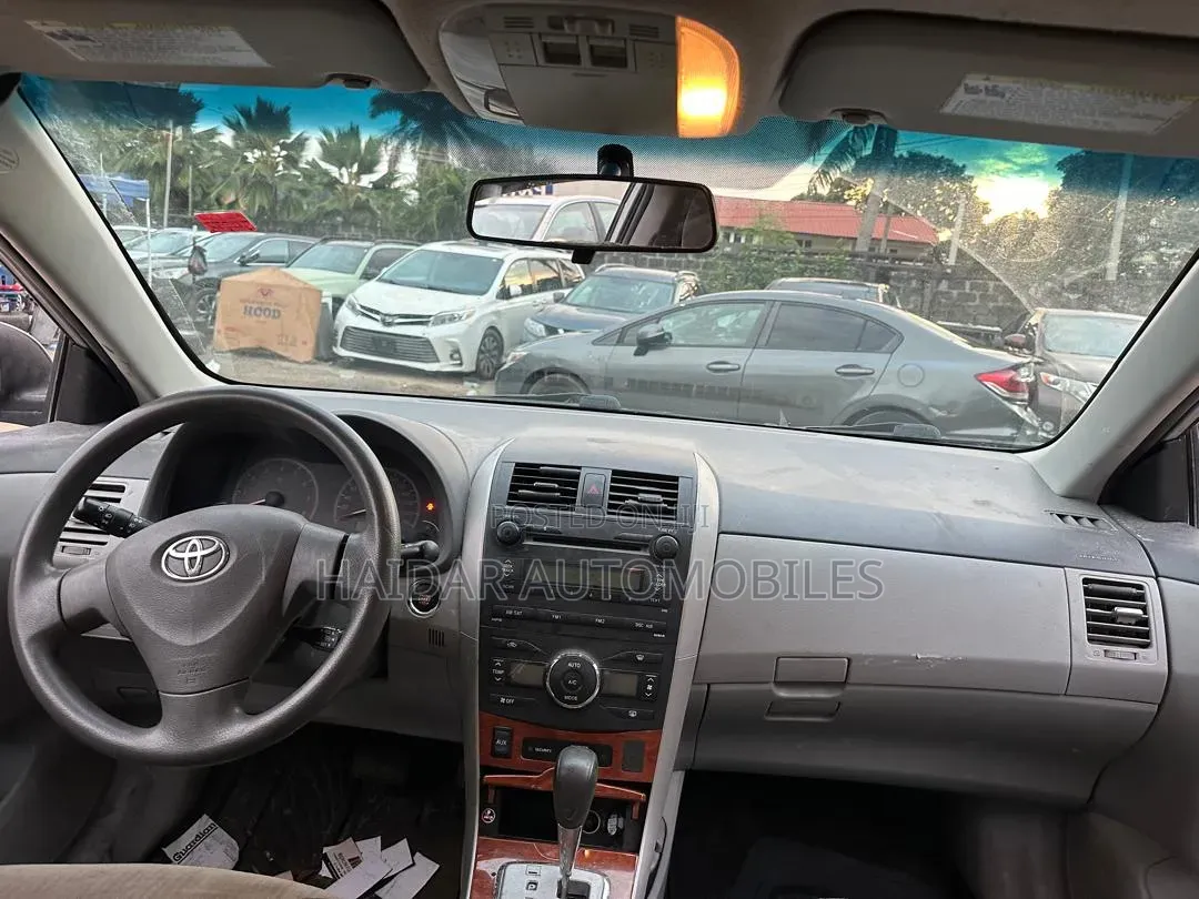Toyota Corolla XLE 4dr Sedan (1.8L 4cyl 4A) 2010 Silver