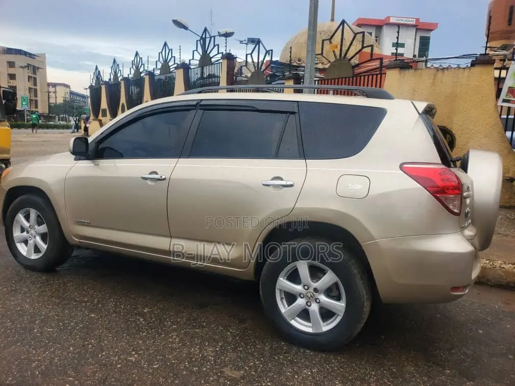 Toyota RAV4 2.4 2008 Gold