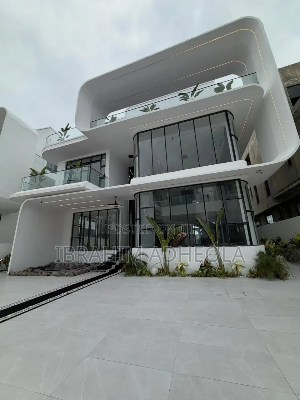 5bdrm Duplex in Osapa London for sale