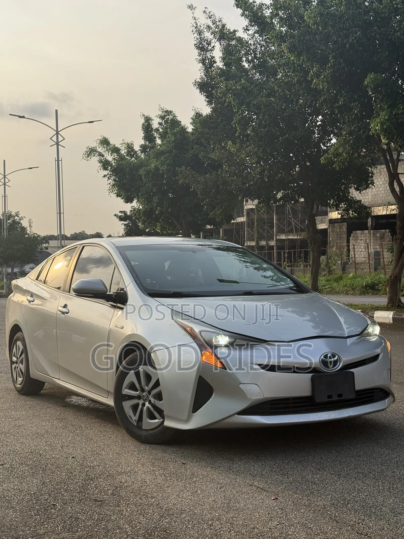 Toyota Prius 4dr Hatchback (1.8L 4cyl gas/electric hybrid CVT) 2016 Silver