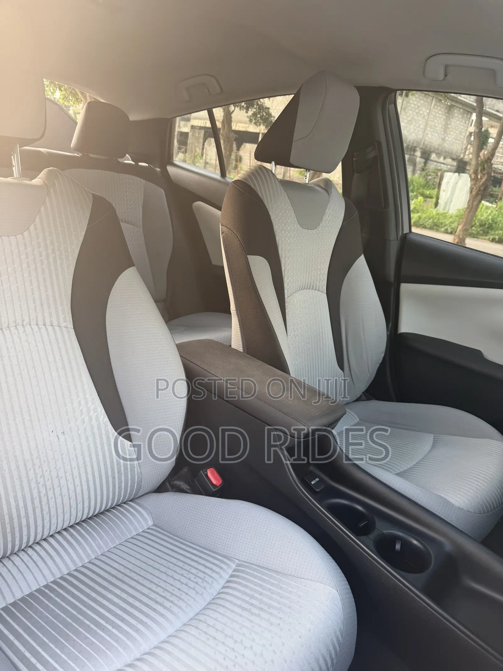 Toyota Prius 4dr Hatchback (1.8L 4cyl gas/electric hybrid CVT) 2016 Silver