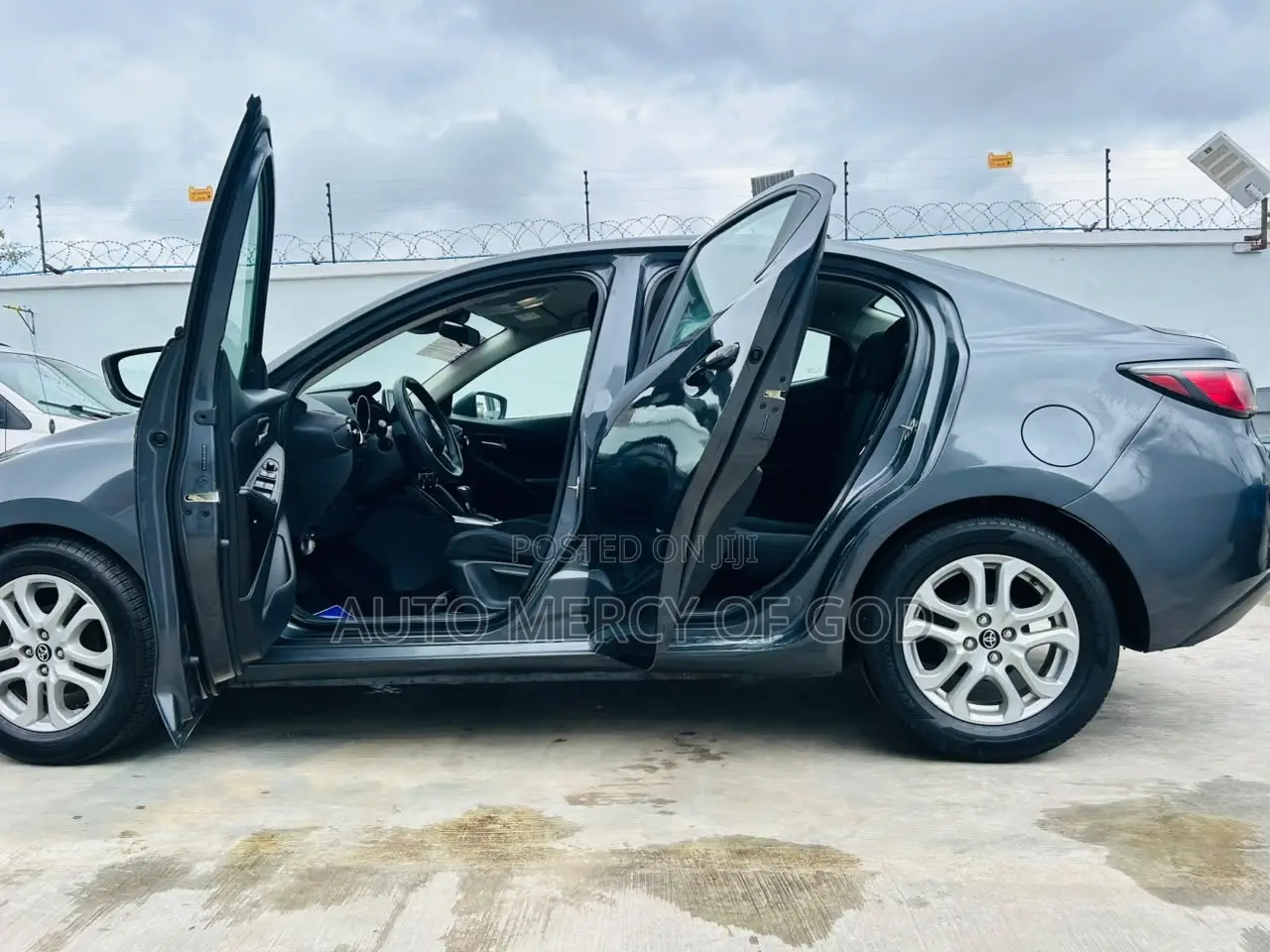 Toyota Yaris iA 1.5 FWD 2017 Gray