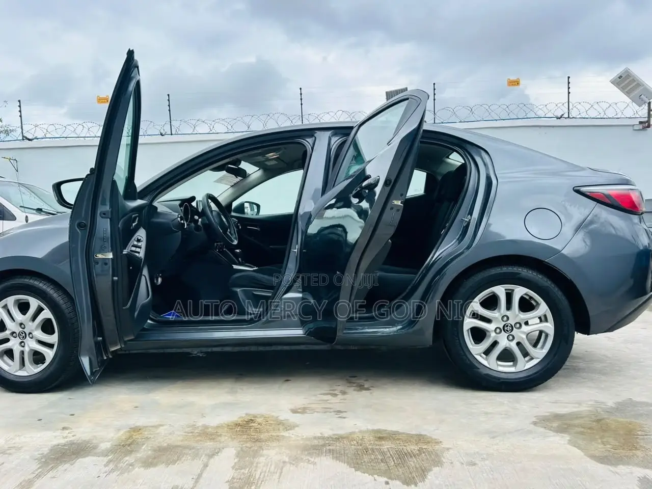 Toyota Yaris iA 1.5 FWD 2017 Gray