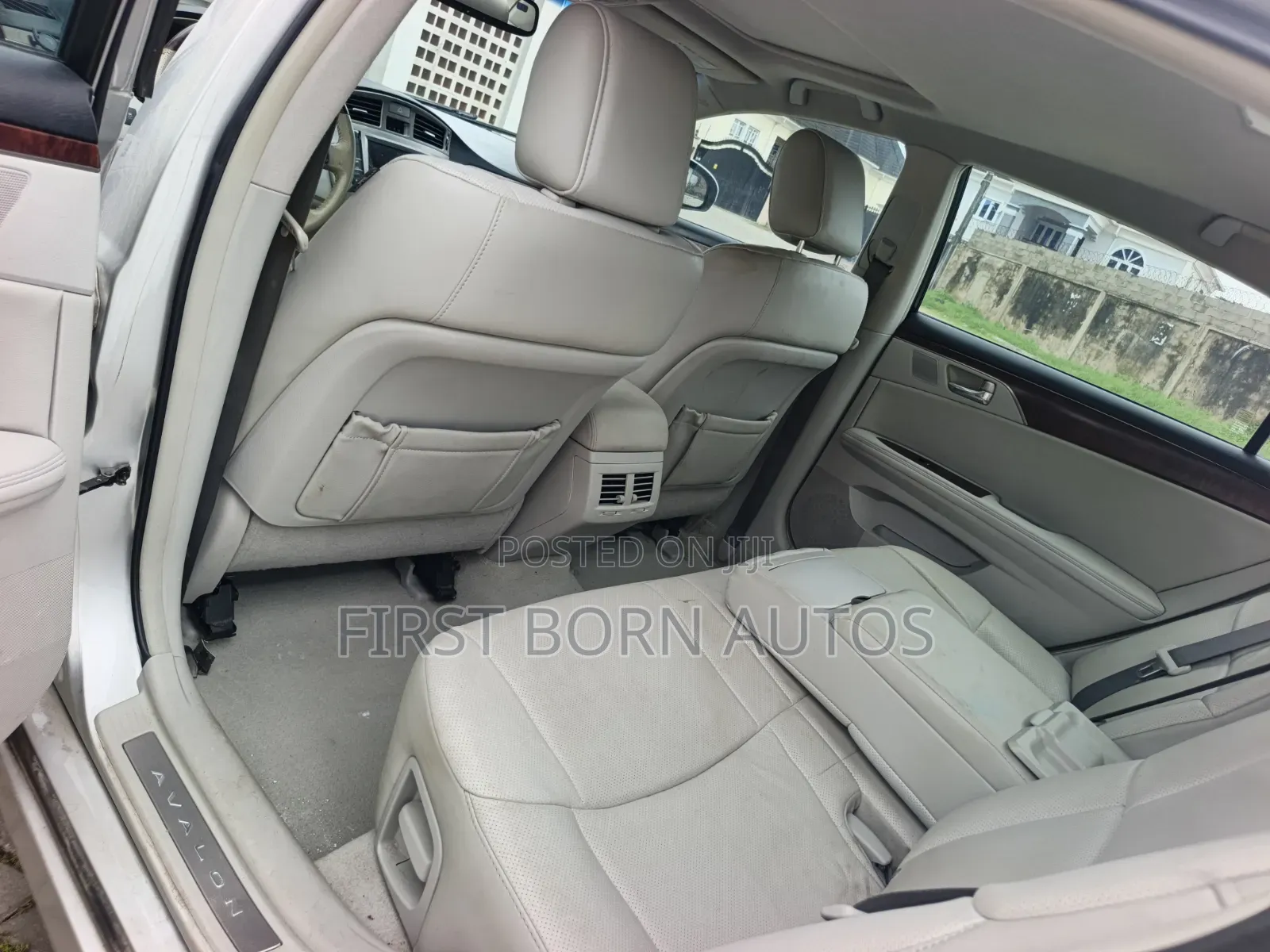 Toyota Avalon Limited Sedan FWD (3.5L 6cyl 6A) 2011 Silver