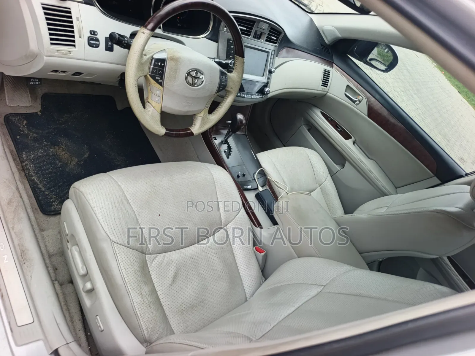 Toyota Avalon Limited Sedan FWD (3.5L 6cyl 6A) 2011 Silver