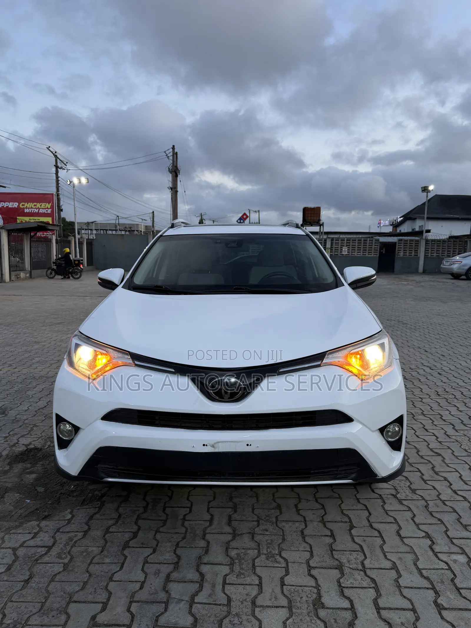 Toyota RAV4 XLE 4dr SUV (2.5L 4cyl 6A) 2018 White