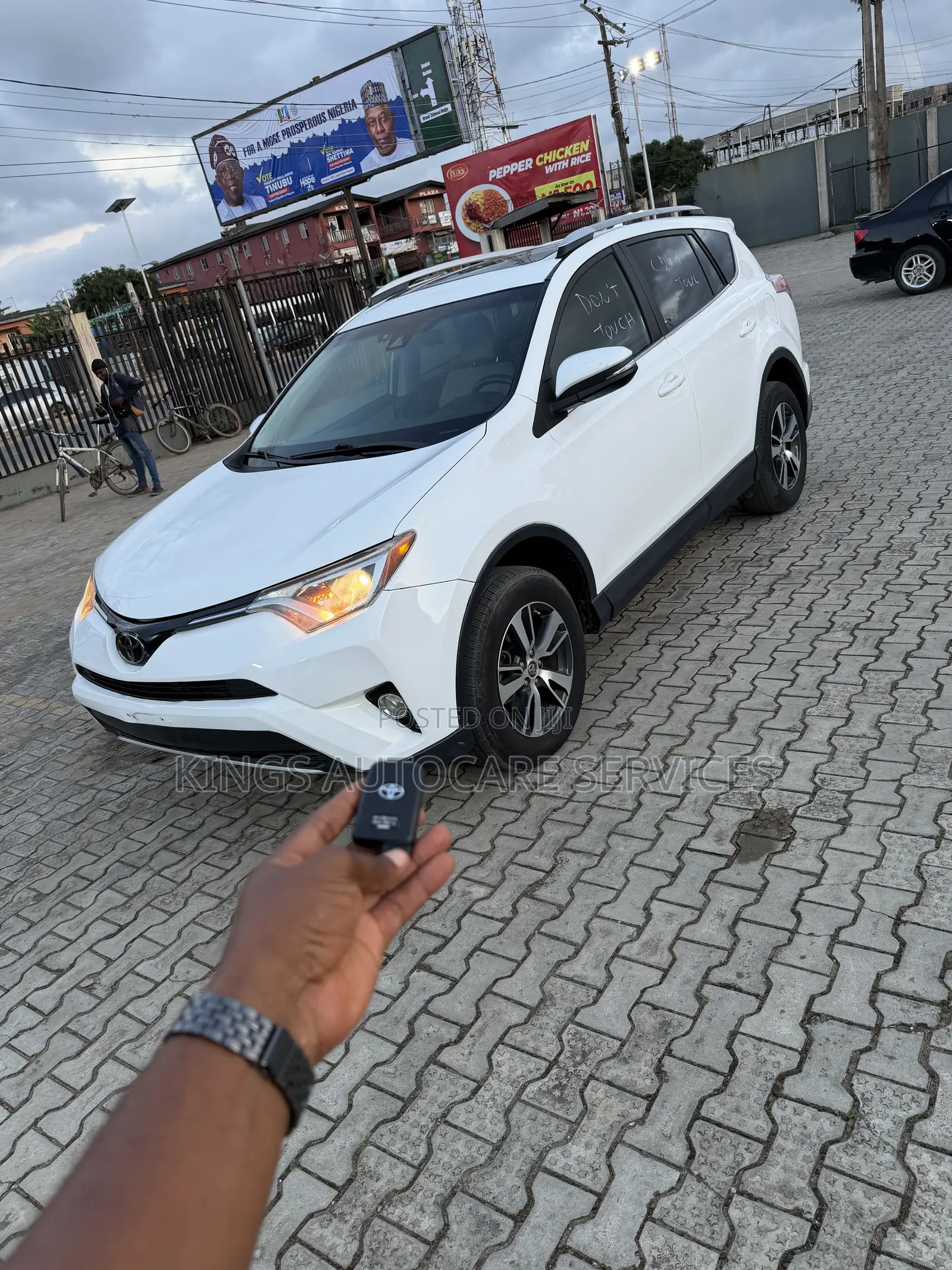 Toyota RAV4 XLE 4dr SUV (2.5L 4cyl 6A) 2018 White