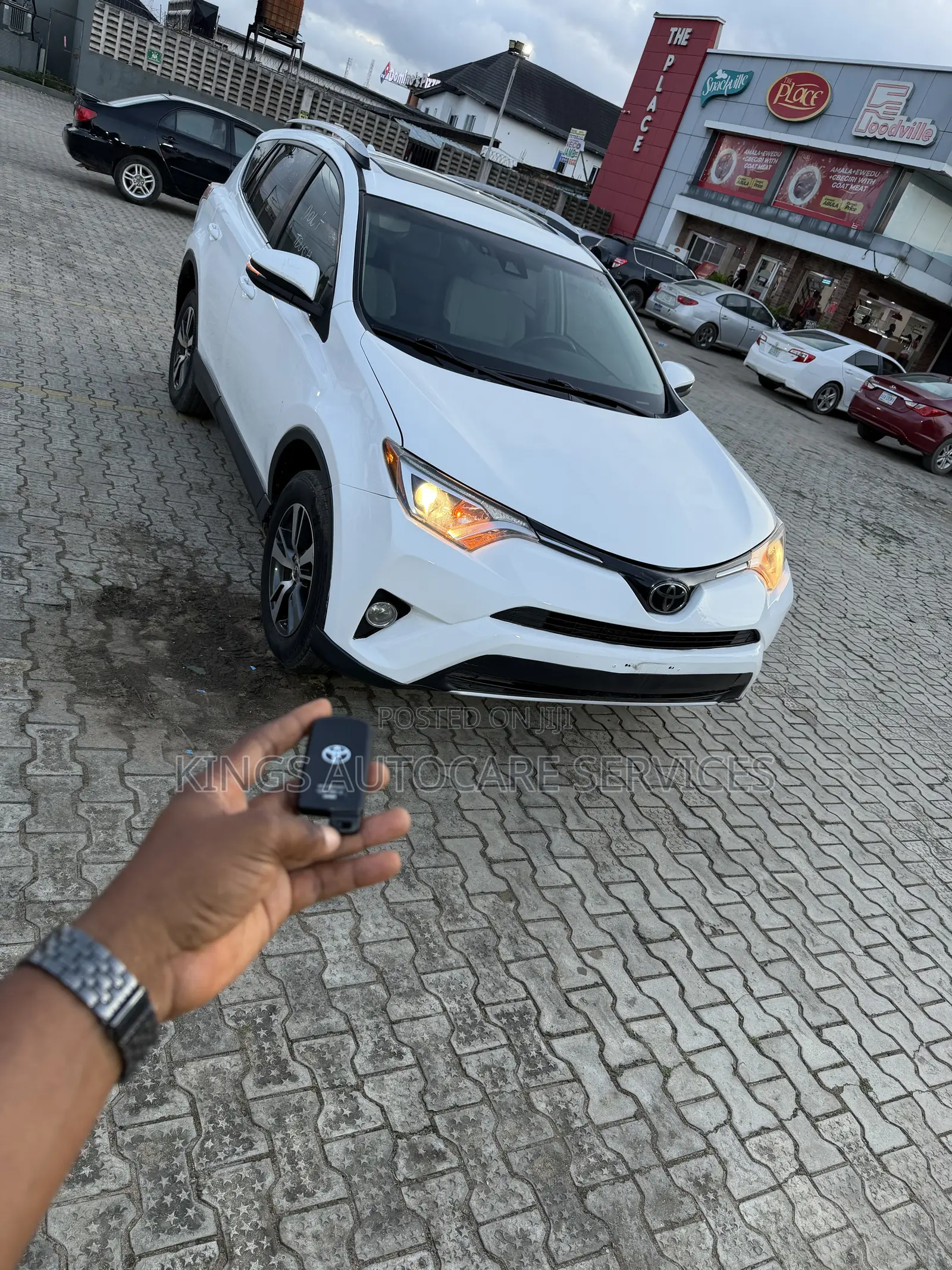 Toyota RAV4 XLE 4dr SUV (2.5L 4cyl 6A) 2018 White