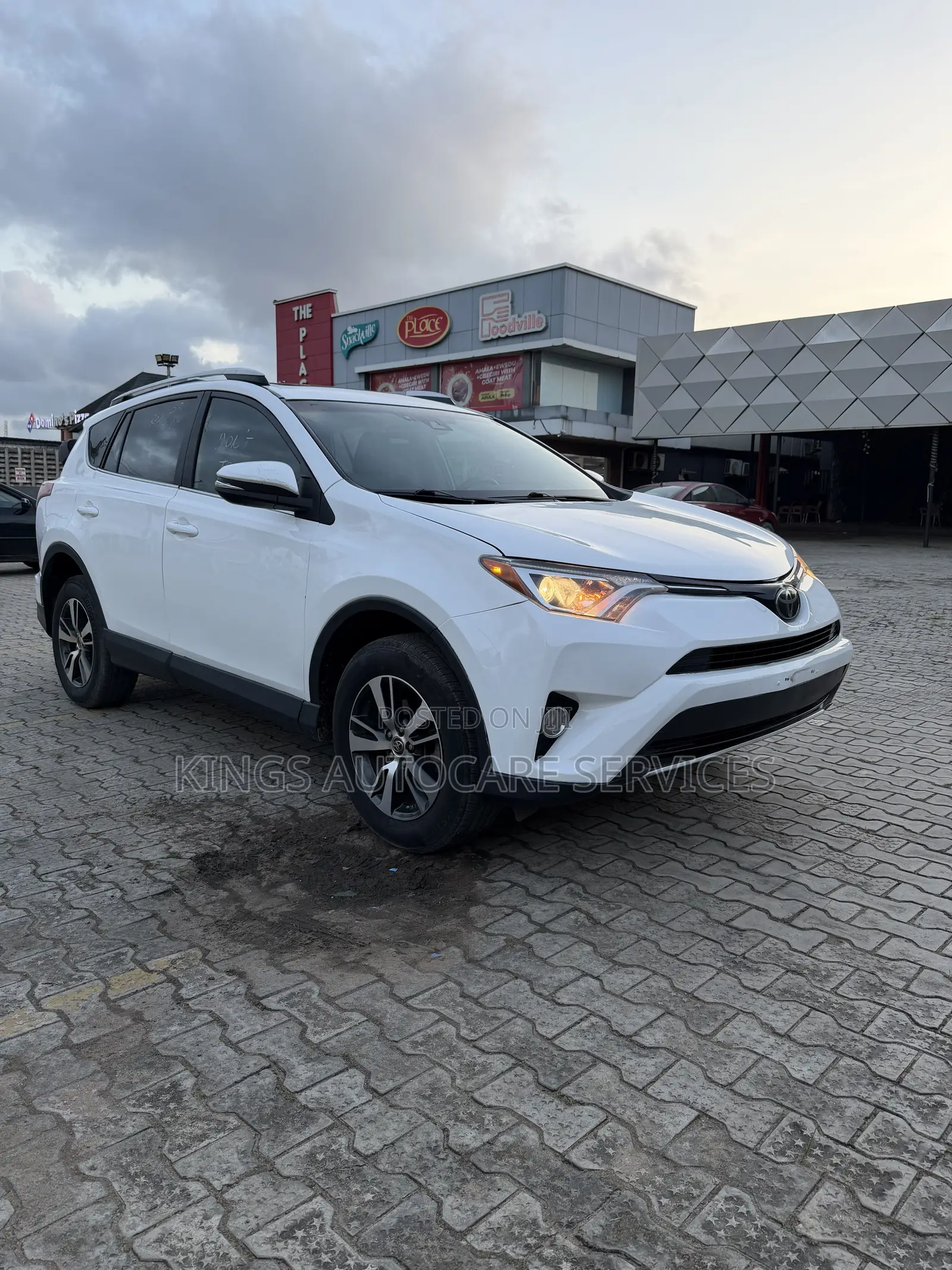 Toyota RAV4 XLE 4dr SUV (2.5L 4cyl 6A) 2018 White