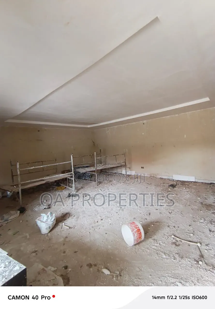 3bdrm Block of Flats in Bera Estate, for rent