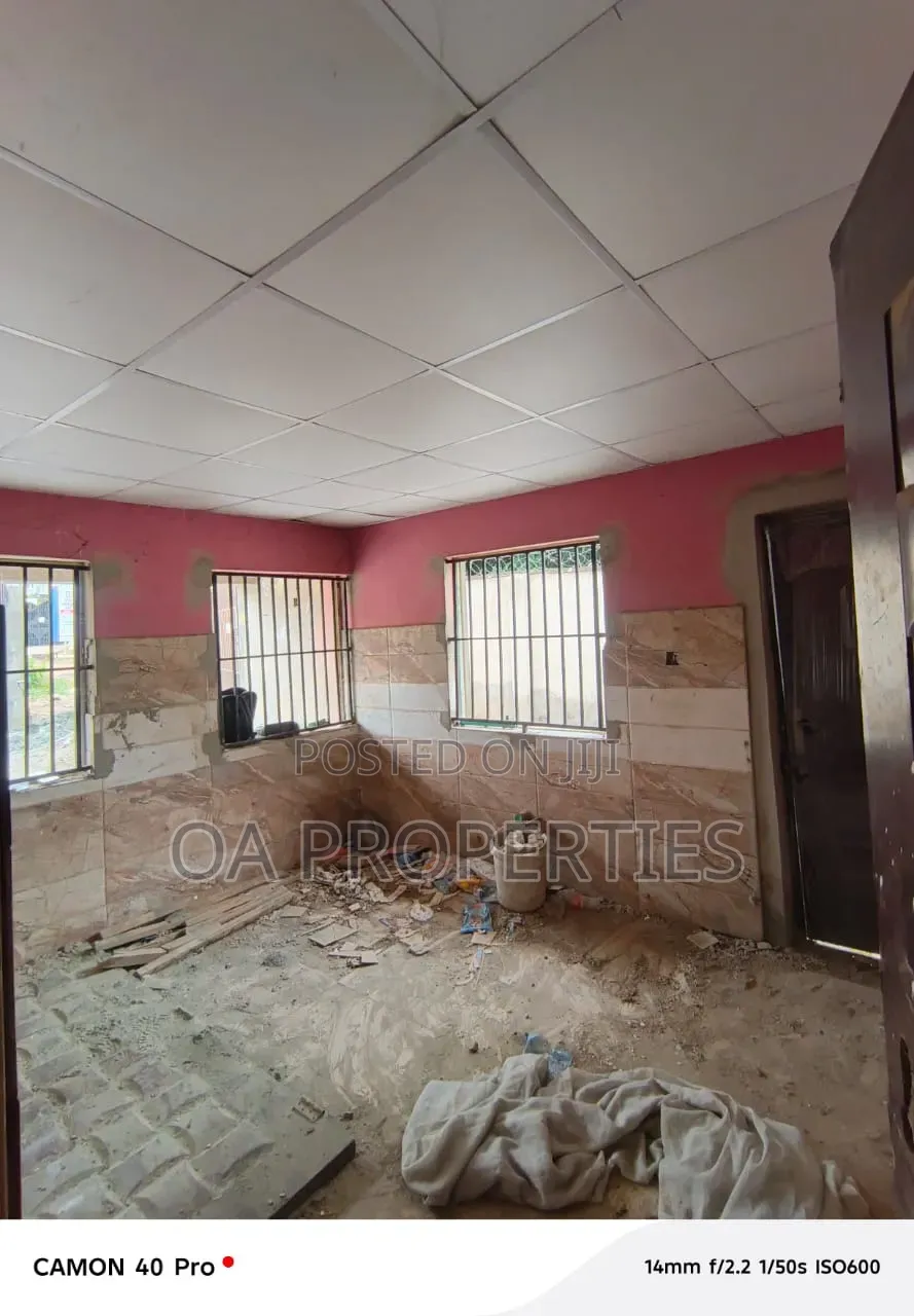 3bdrm Block of Flats in Bera Estate, for rent