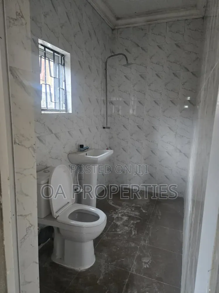 3bdrm Block of Flats in Bera Estate, for rent