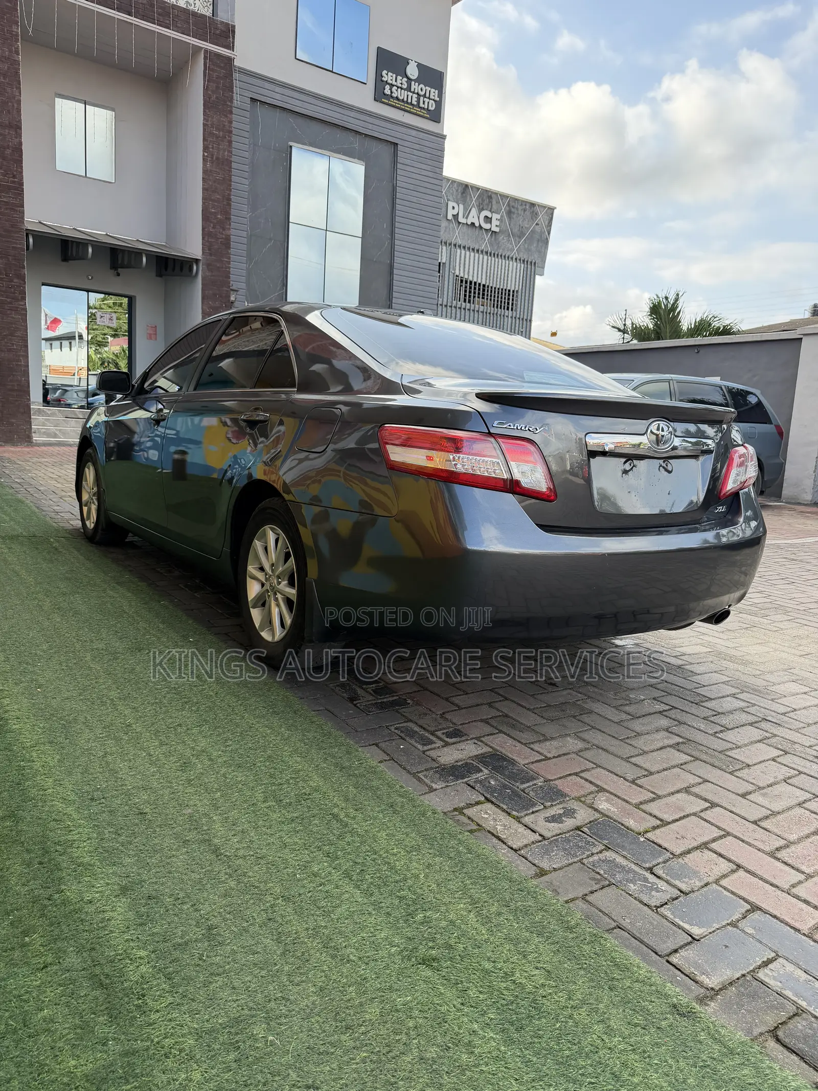 Toyota Camry XLE 4dr Sedan (2.5L 4cyl 6A) 2011 Gray