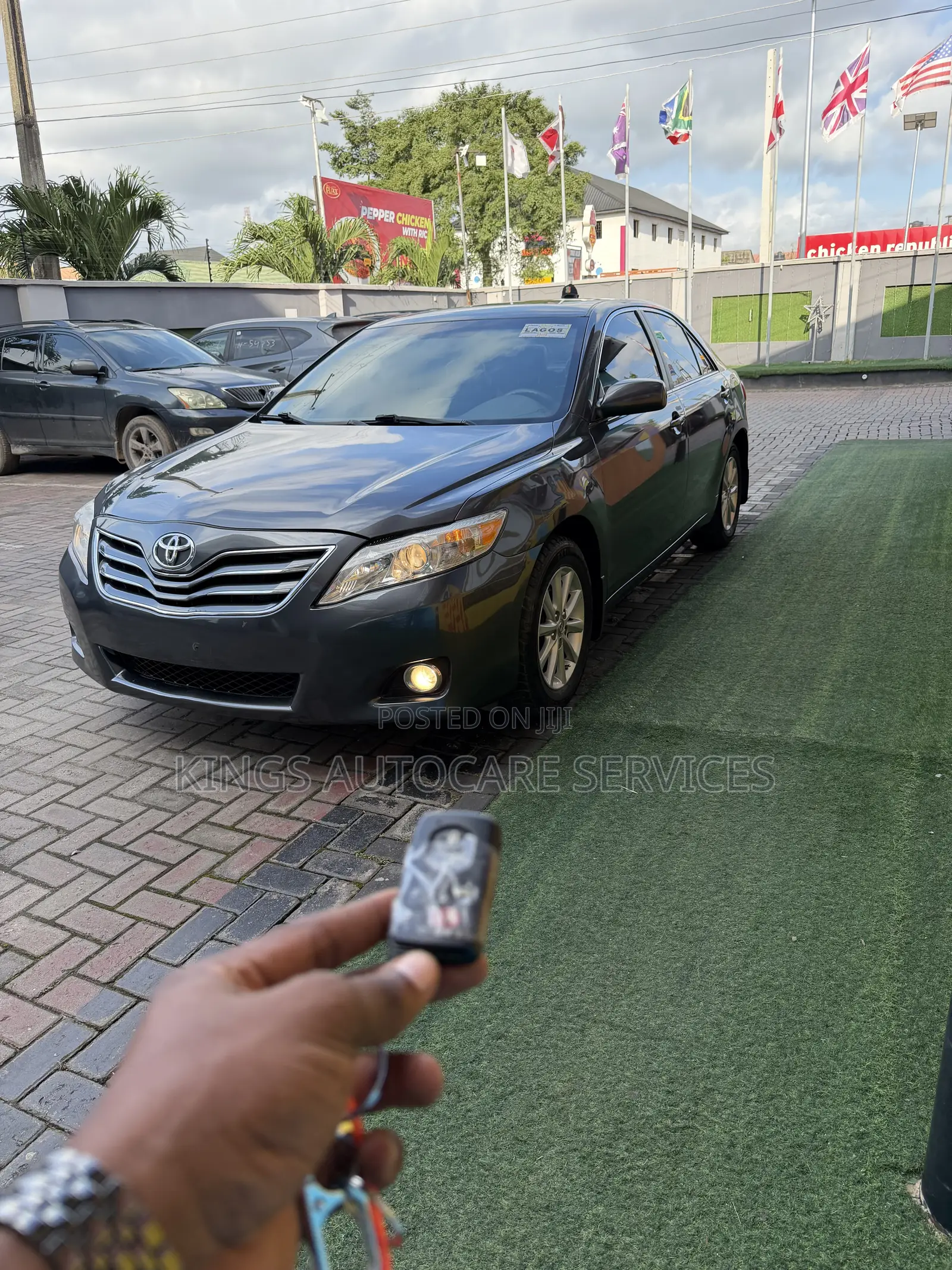 Toyota Camry XLE 4dr Sedan (2.5L 4cyl 6A) 2011 Gray