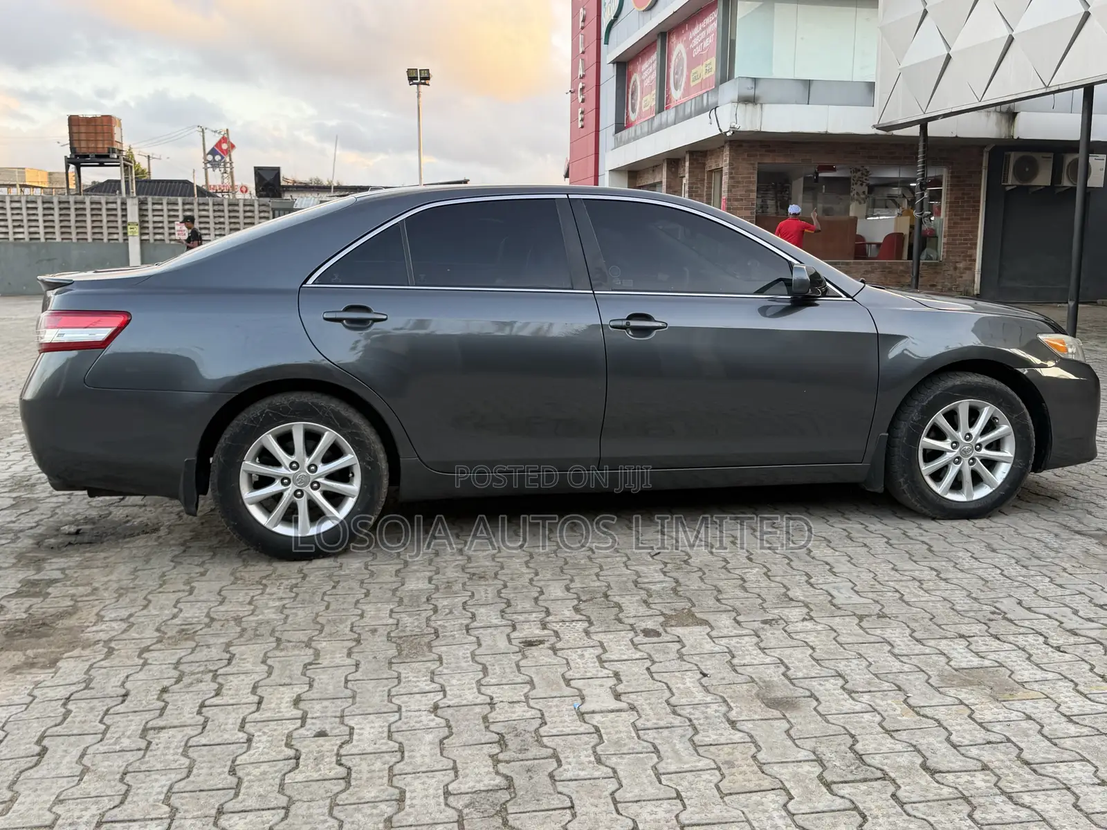 Toyota Camry XLE 4dr Sedan (2.5L 4cyl 6A) 2011 Gray