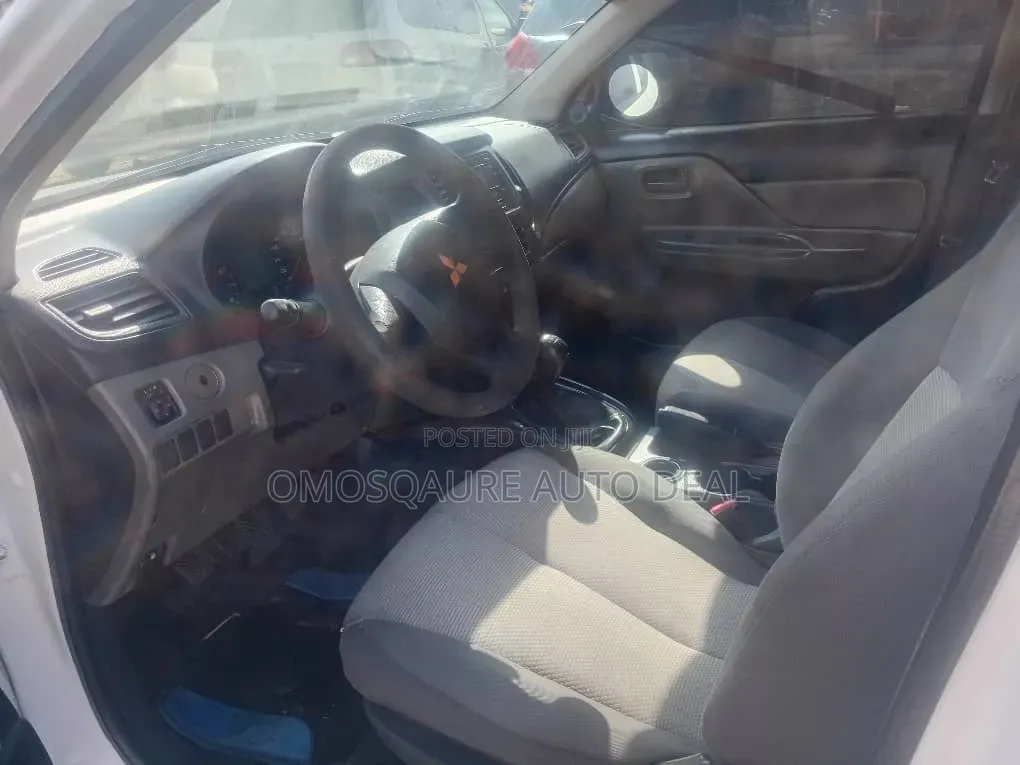 Mitsubishi L200 2013 White