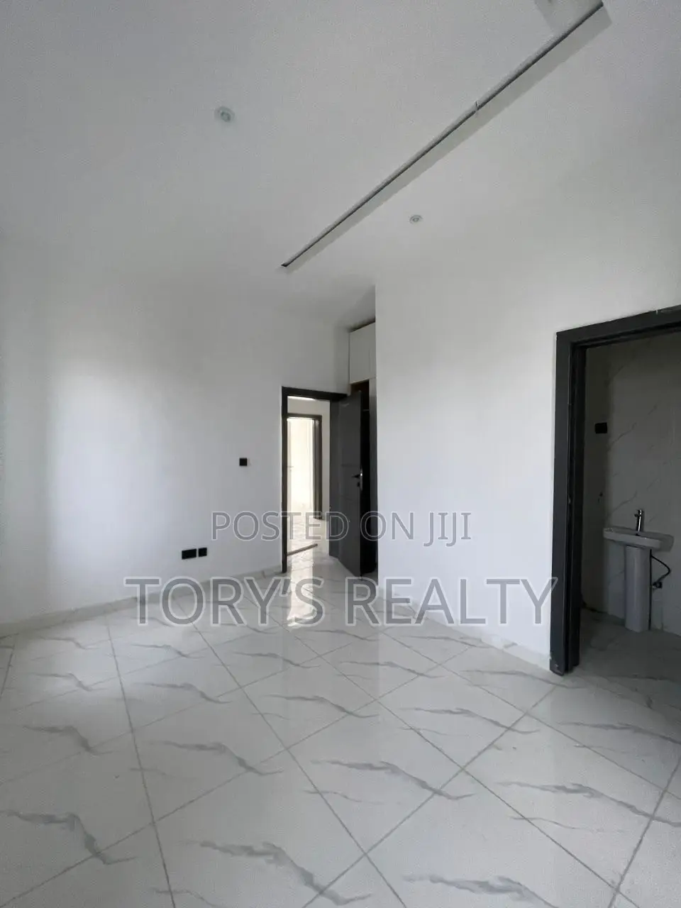4bdrm Duplex in Oke Ira / Ajah for sale