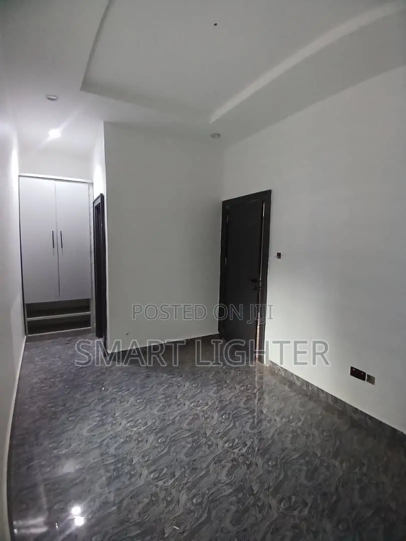 2bdrm Block of Flats in Apo Resettlement for sale
