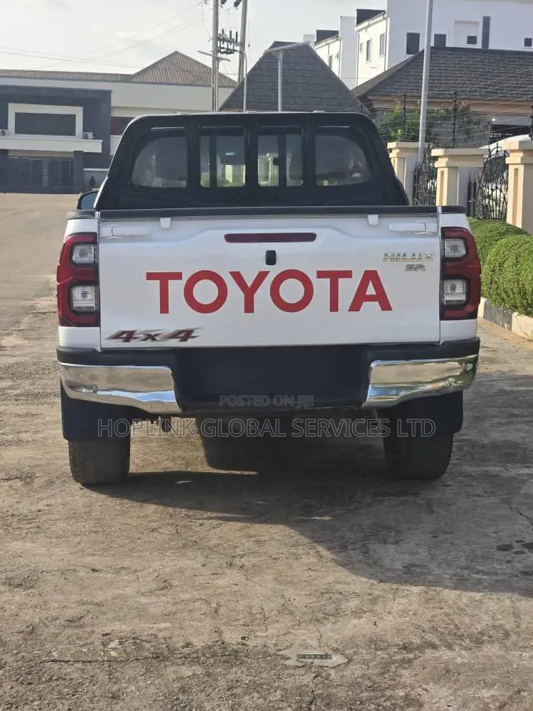 Toyota Hilux 2022 White