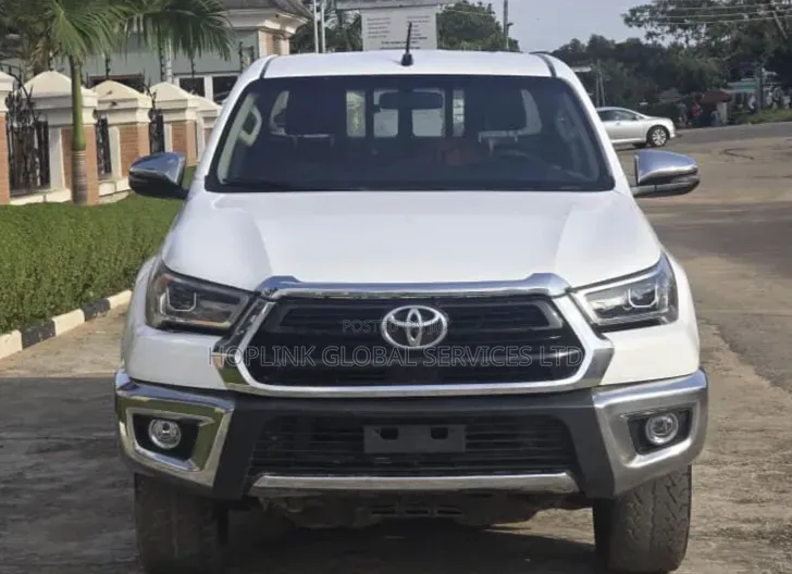 Toyota Hilux 2022 White
