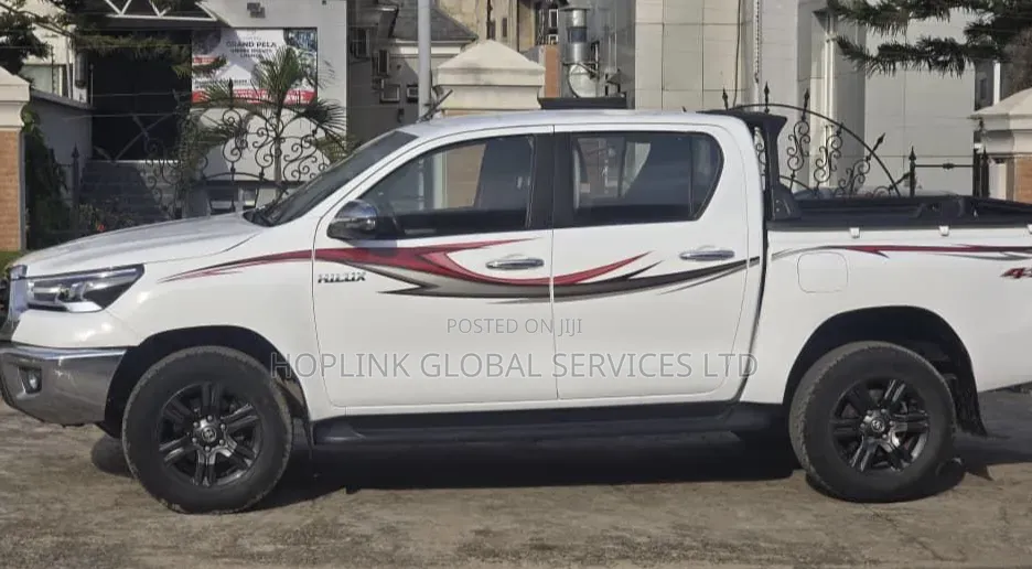 Toyota Hilux 2022 White