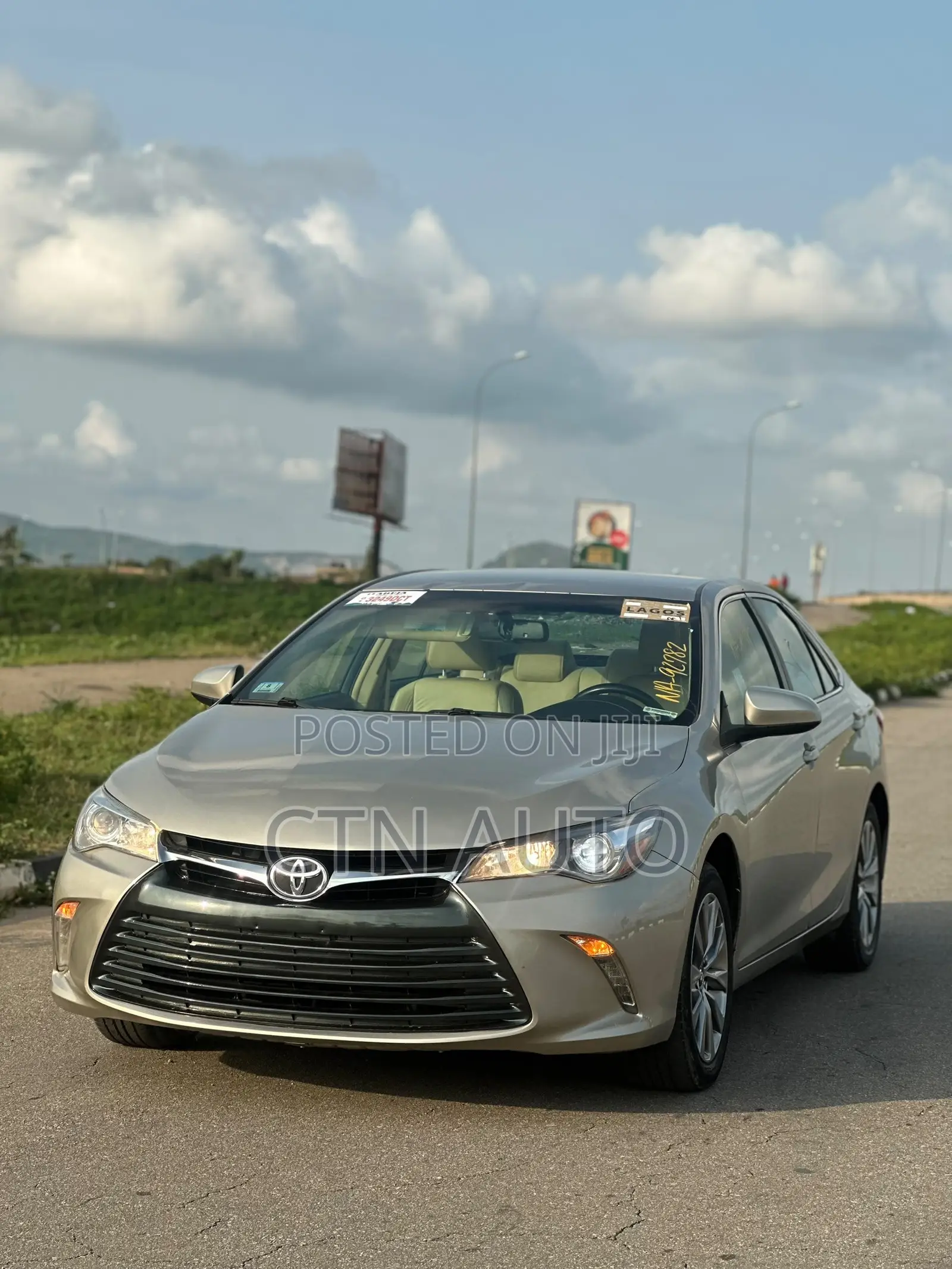 Toyota Camry XLE 4dr Sedan (2.5L 4cyl 6A) 2016