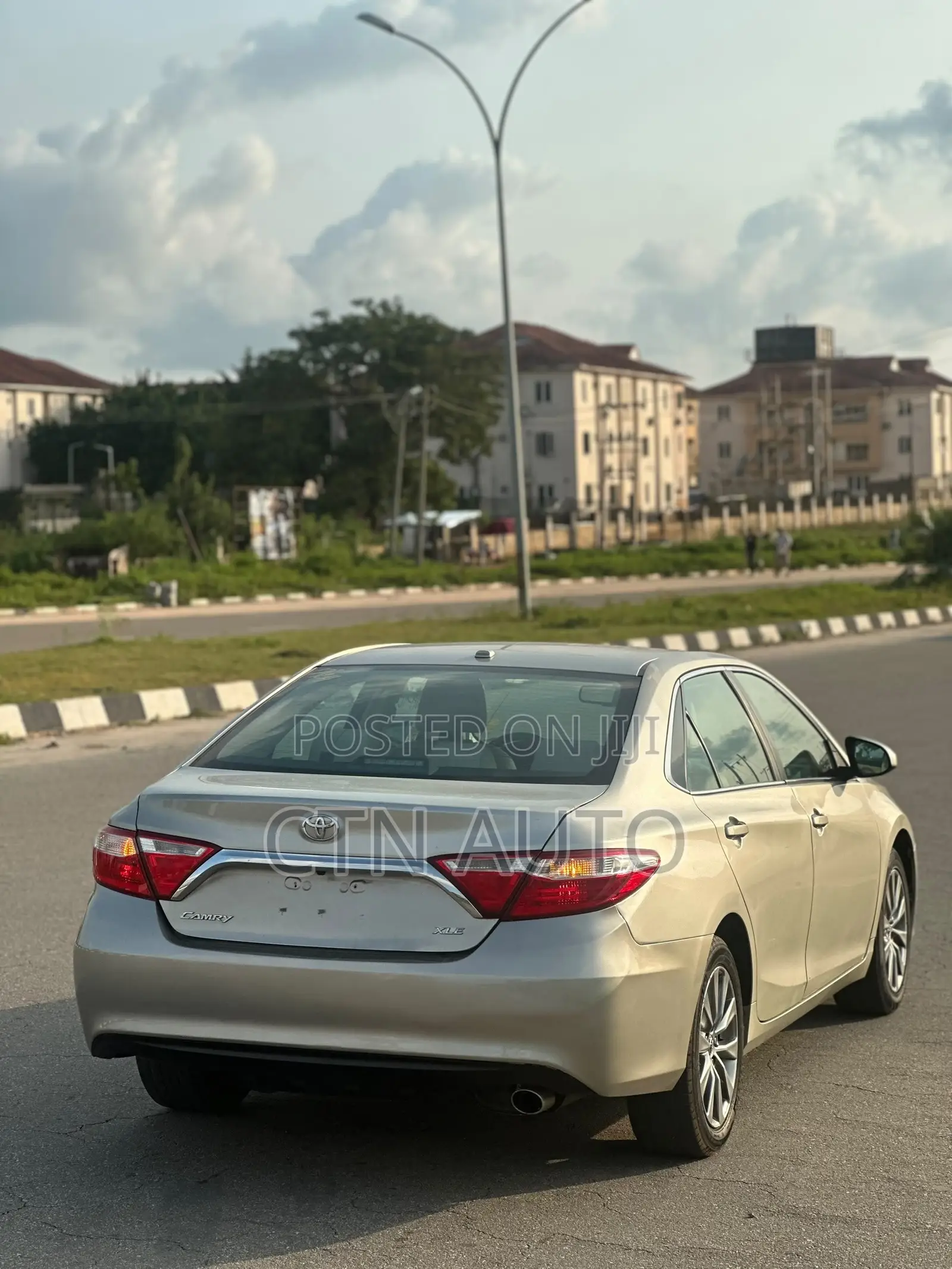 Toyota Camry XLE 4dr Sedan (2.5L 4cyl 6A) 2016