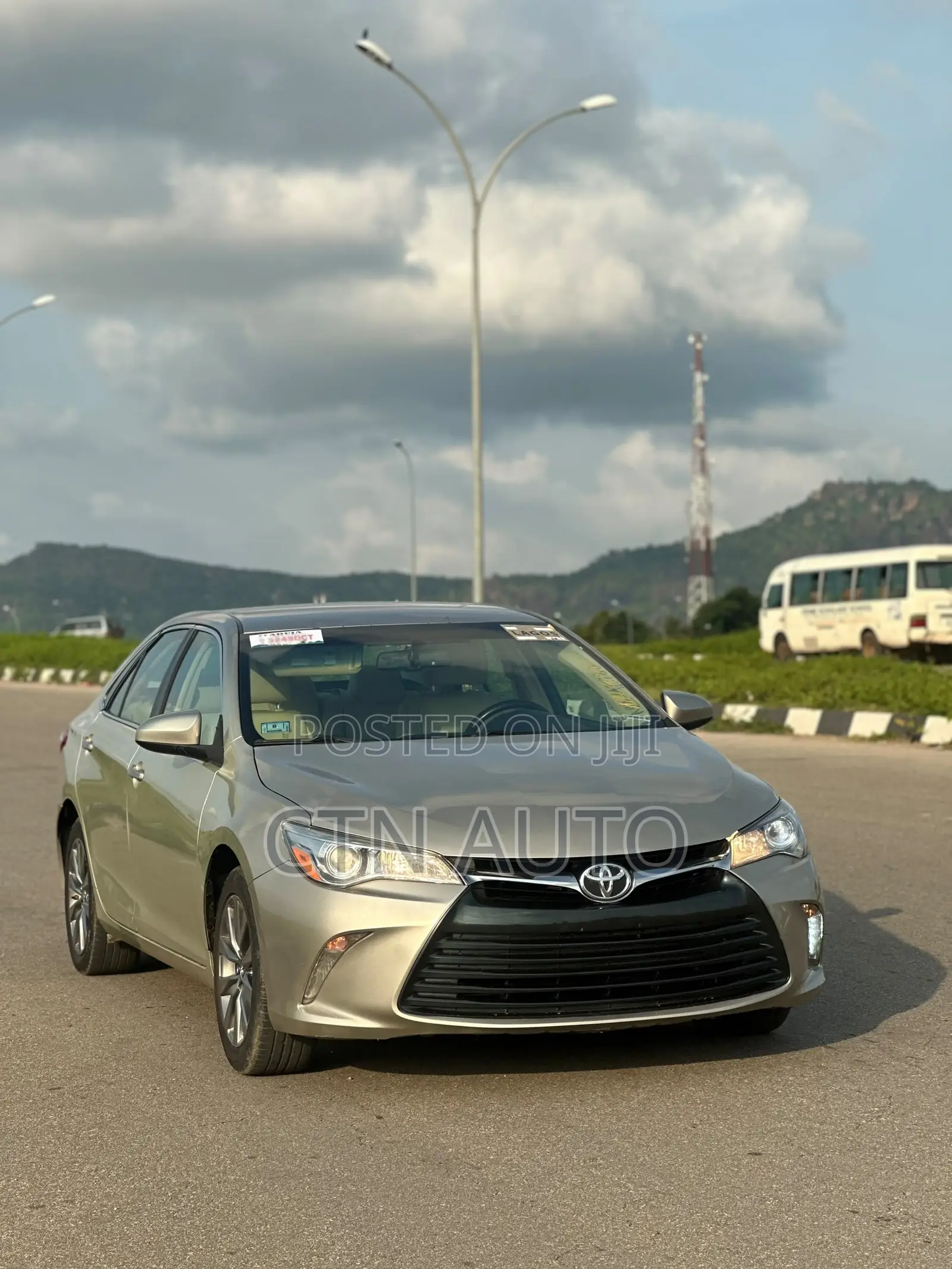 Toyota Camry XLE 4dr Sedan (2.5L 4cyl 6A) 2016