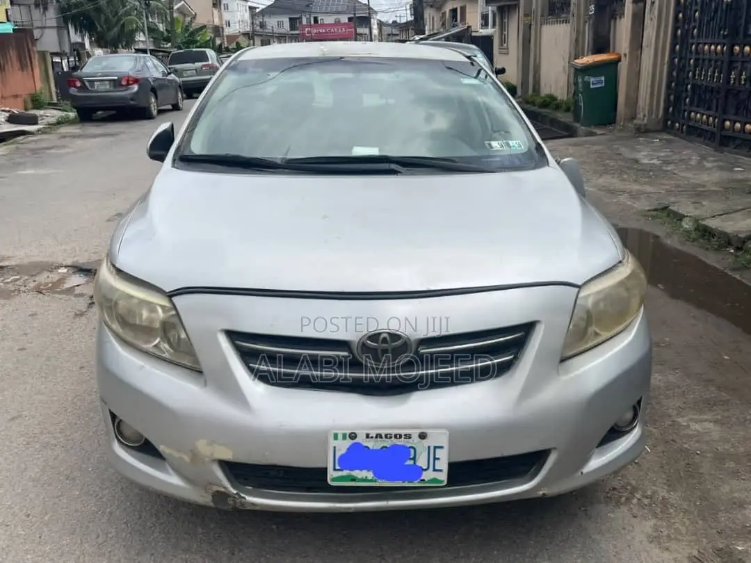 Toyota Corolla LE 4dr Sedan (1.8L 4cyl 4A) 2010 Silver