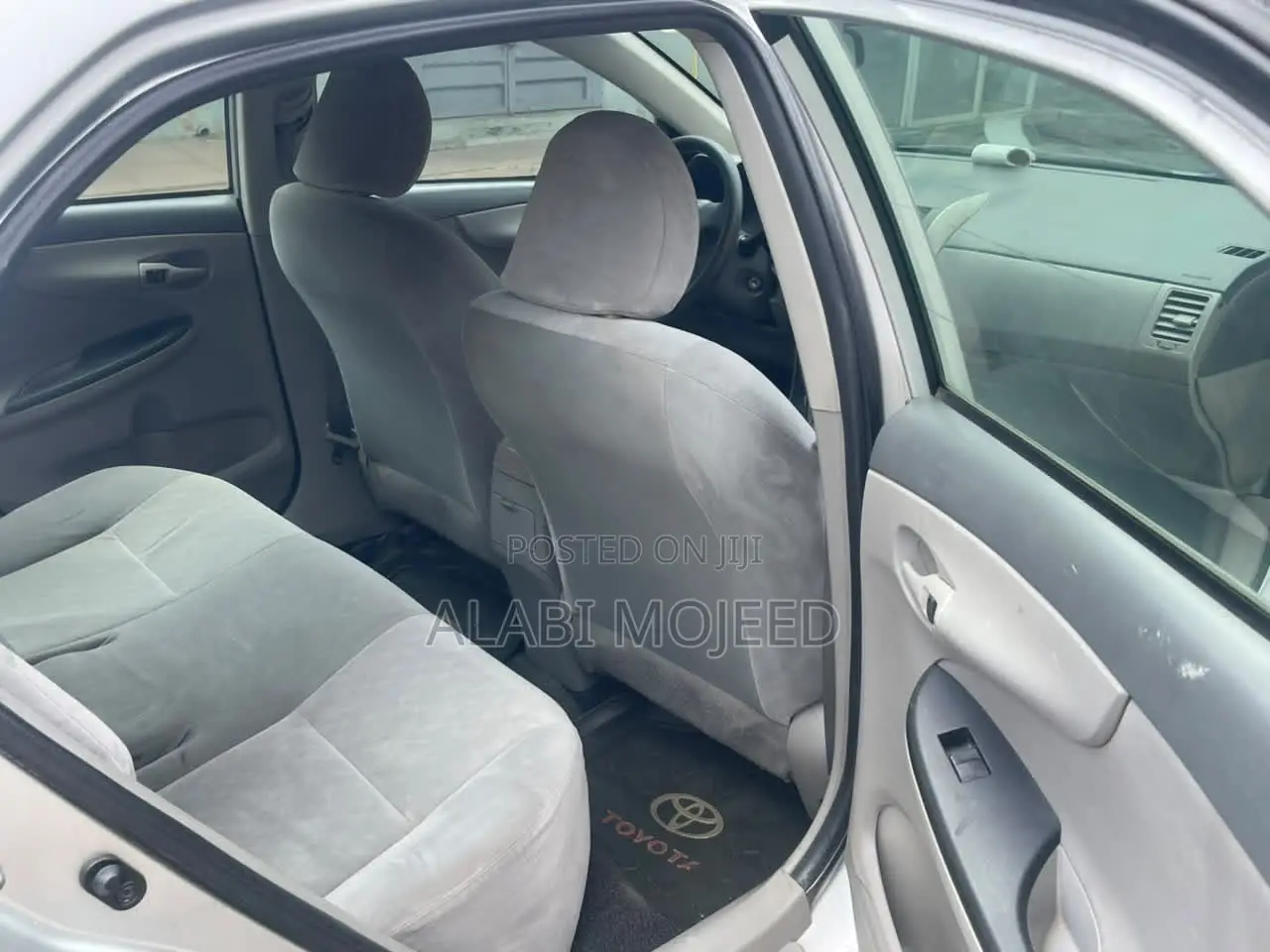 Toyota Corolla LE 4dr Sedan (1.8L 4cyl 4A) 2010 Silver