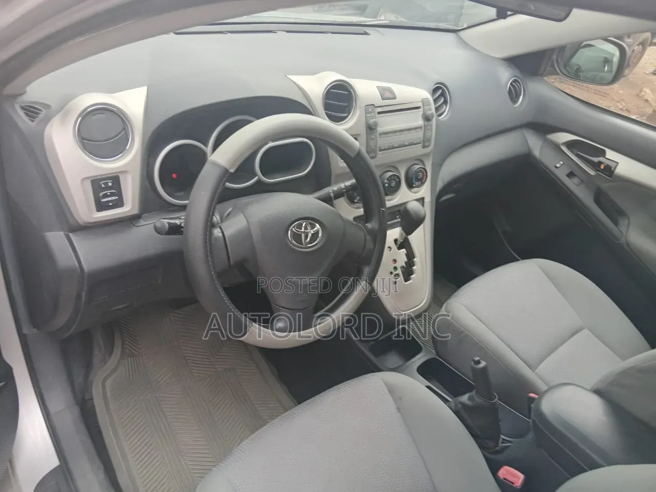 Toyota Matrix S Hatchback FWD (2.4L 4cyl 5A) 2010 Silver
