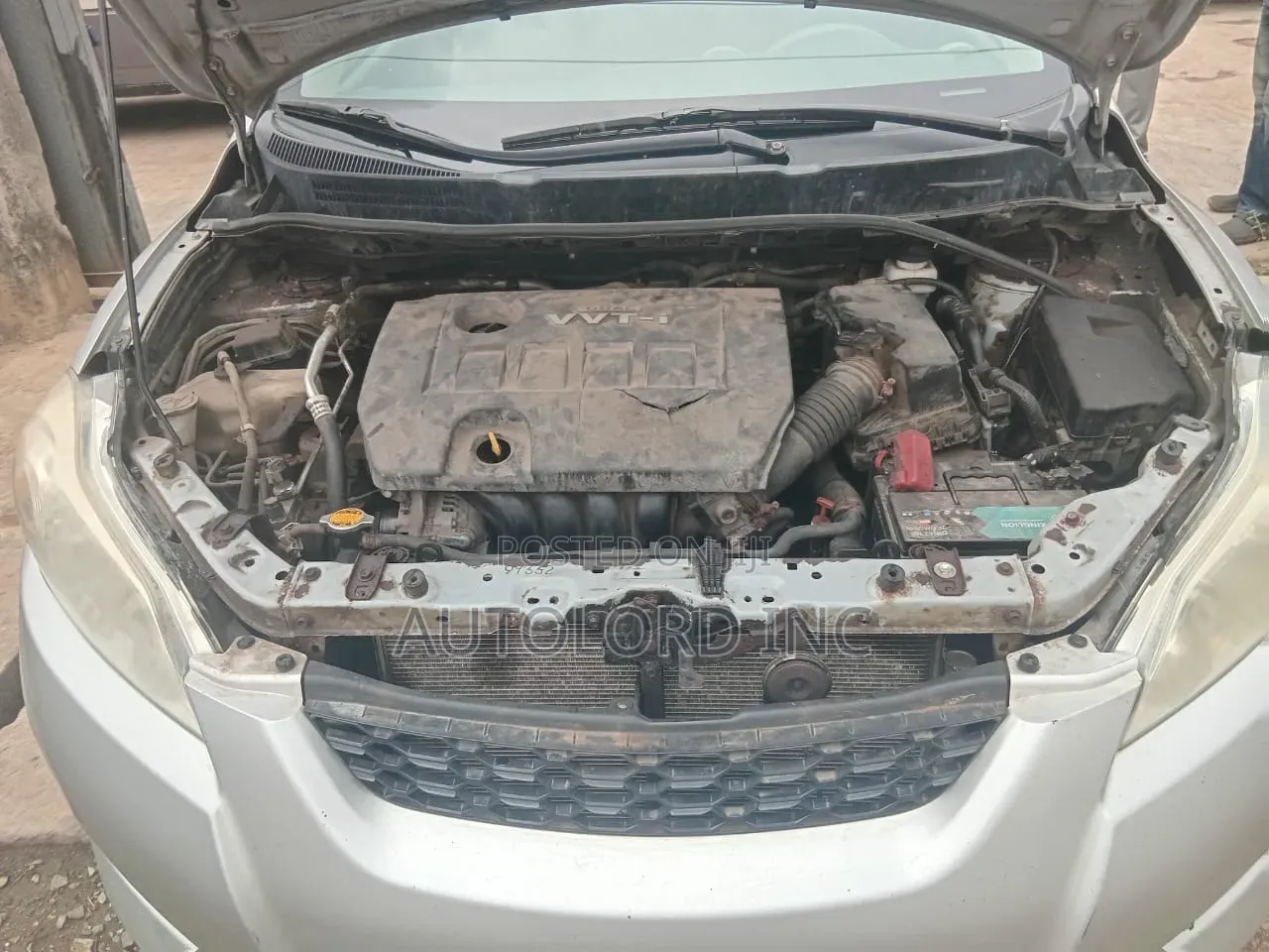 Toyota Matrix S Hatchback FWD (2.4L 4cyl 5A) 2010 Silver
