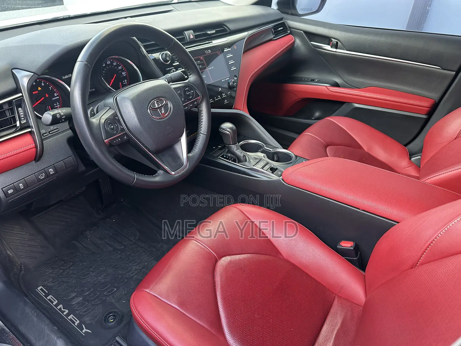 Toyota Camry XSE (2.5L 4cyl 8A) 2019 White
