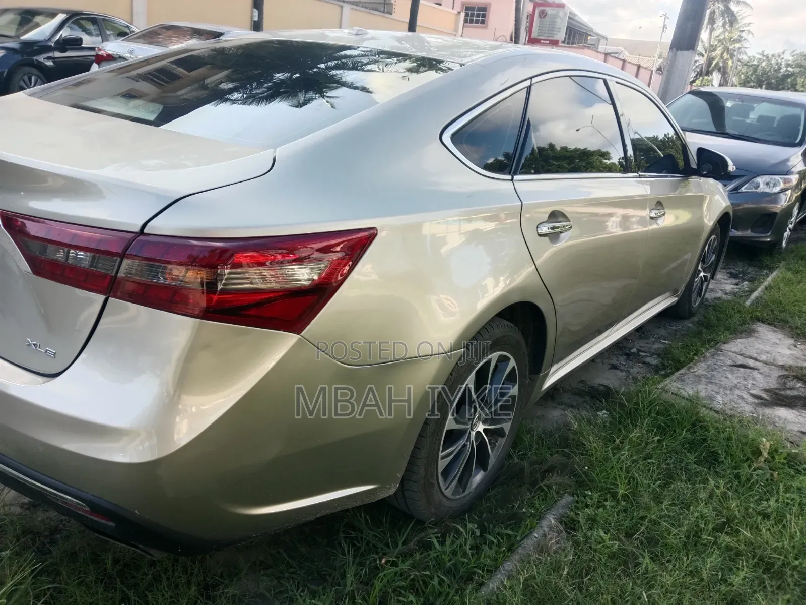 Toyota Avalon XLE FWDSedan (3.6L 6cyl 6A) 2016 Gold