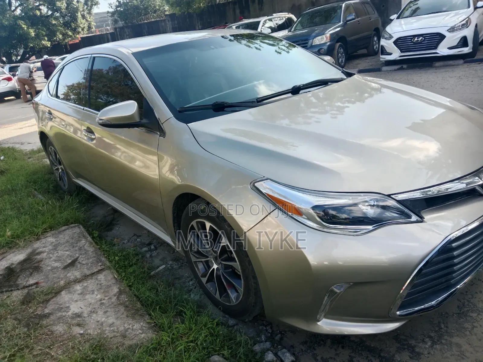 Toyota Avalon XLE FWDSedan (3.6L 6cyl 6A) 2016 Gold