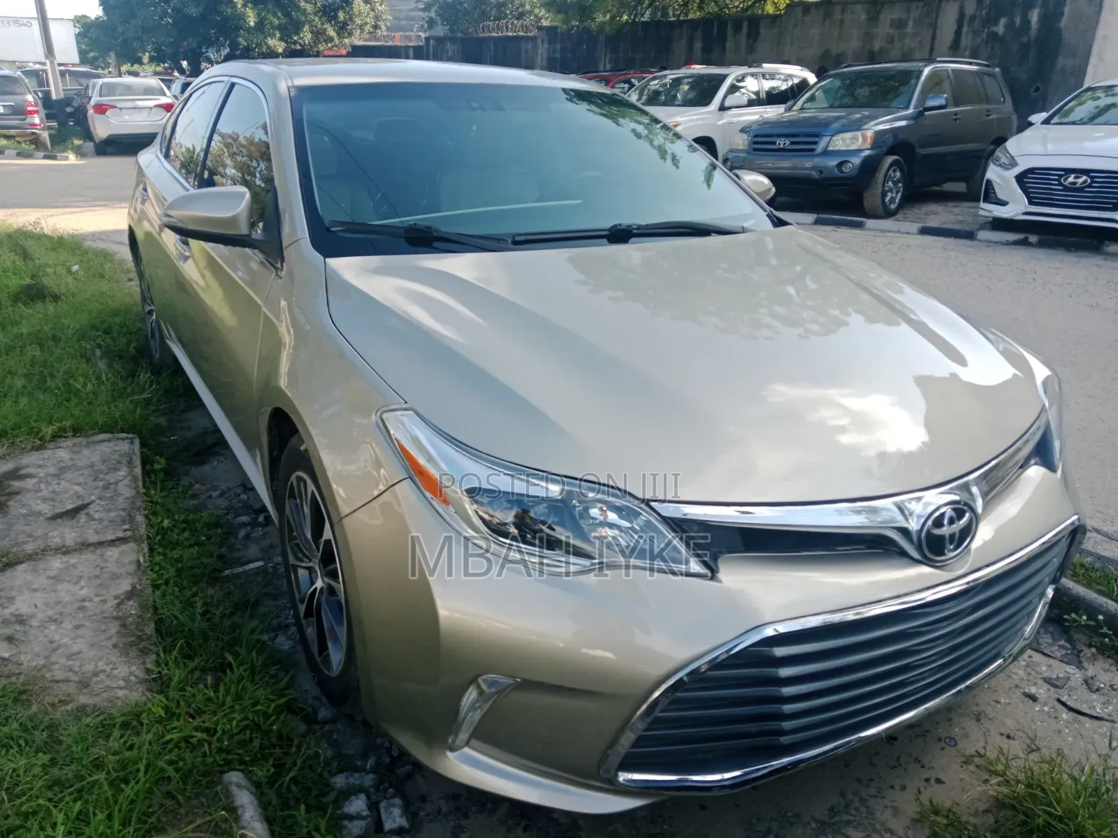 Toyota Avalon XLE FWDSedan (3.6L 6cyl 6A) 2016 Gold