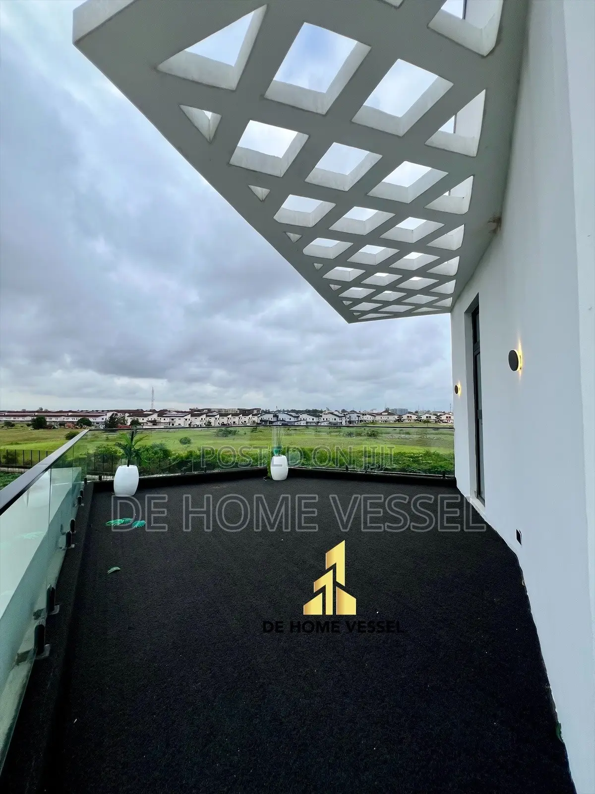 5bdrm Duplex in Chevron for sale