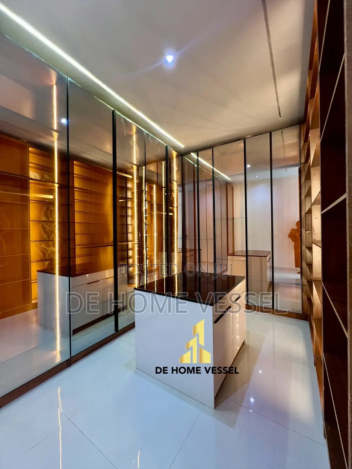 5bdrm Duplex in Chevron for sale