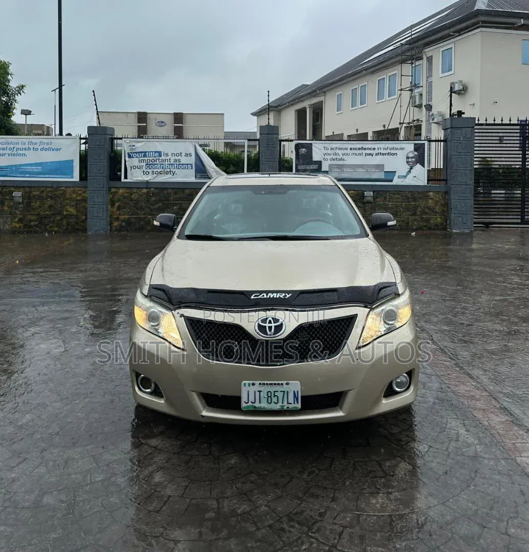 Toyota Camry XLE V6 4dr Sedan (3.5L 6cyl 6AM) 2010 Gold