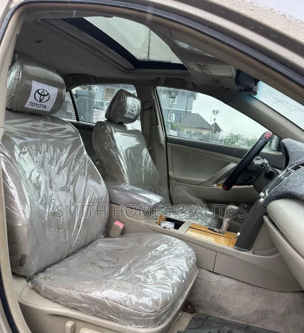 Toyota Camry XLE V6 4dr Sedan (3.5L 6cyl 6AM) 2010 Gold