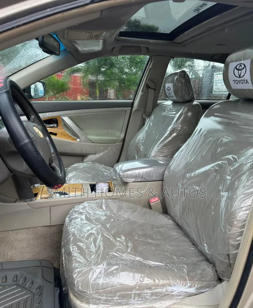 Toyota Camry XLE V6 4dr Sedan (3.5L 6cyl 6AM) 2010 Gold