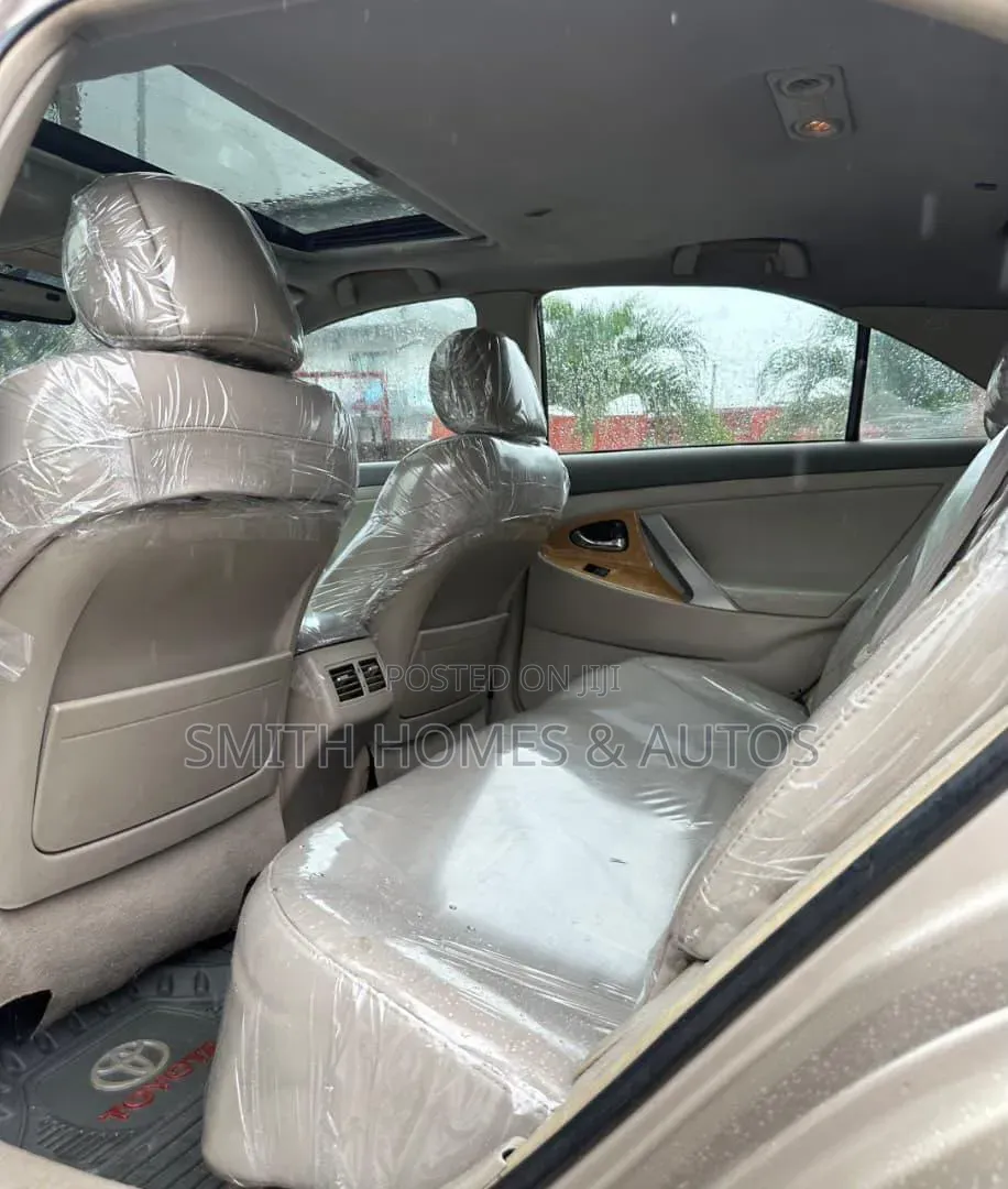 Toyota Camry XLE V6 4dr Sedan (3.5L 6cyl 6AM) 2010 Gold
