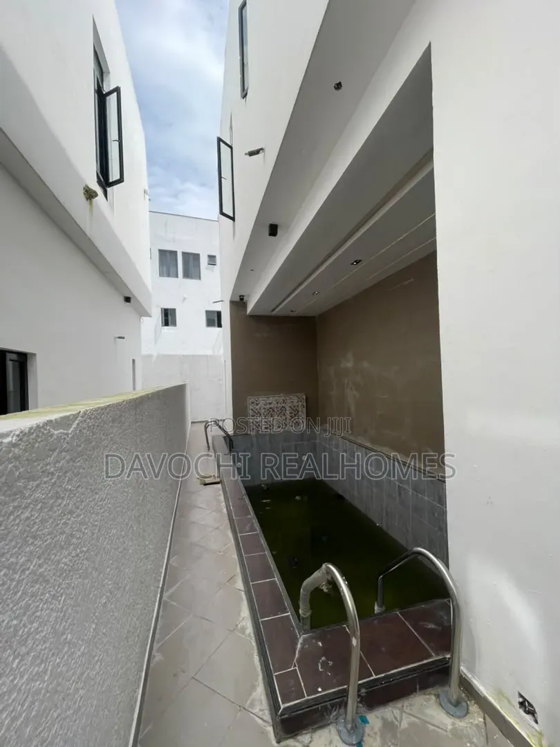 5bdrm Duplex in Ikota for sale