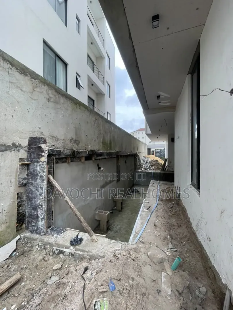 5bdrm Duplex in Banana Island for sale