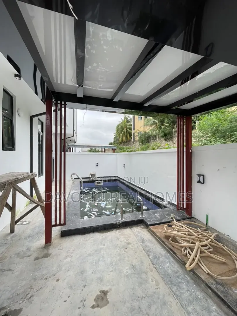 5bdrm Duplex in Chevron for sale
