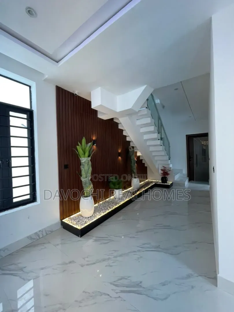 5bdrm Duplex in Chevron for sale