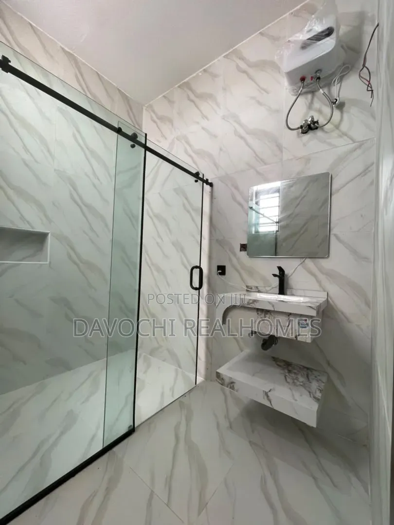 5bdrm Duplex in Chevron for sale
