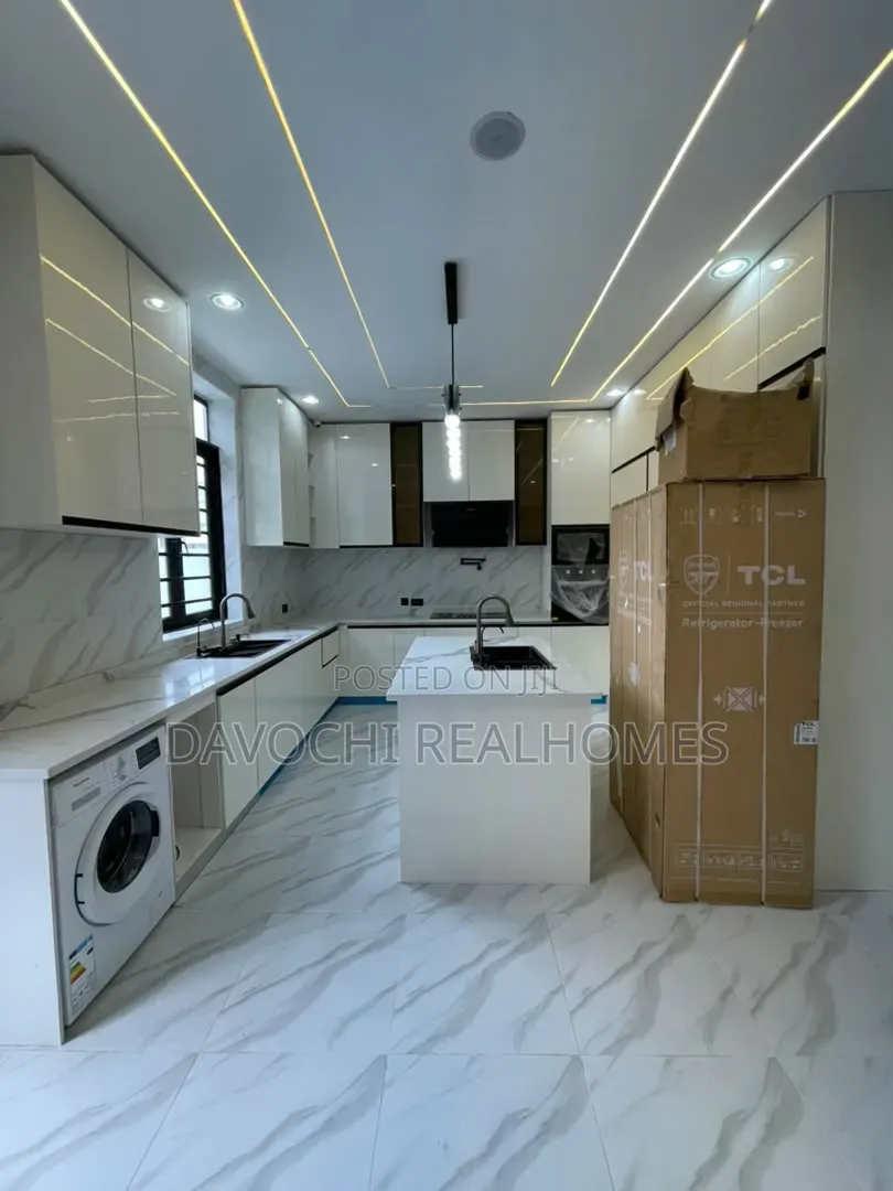 5bdrm Duplex in Chevron for sale