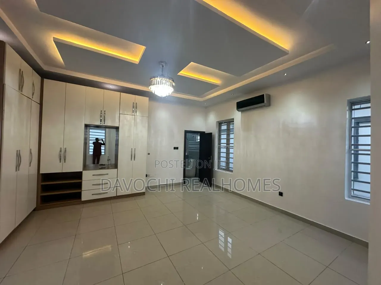 5bdrm House in Osapa london for sale