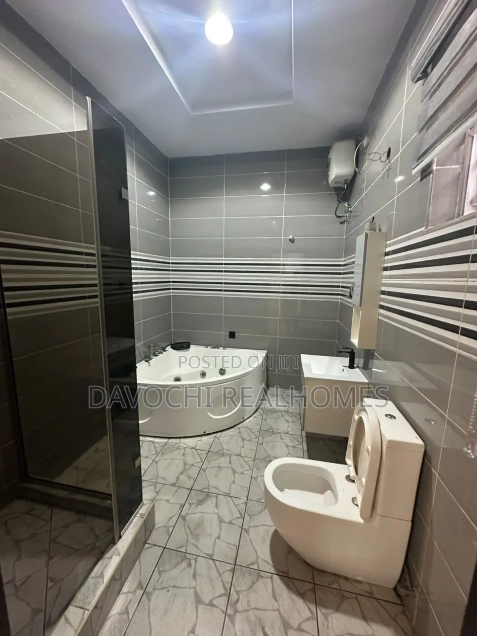 5bdrm House in Osapa london for sale
